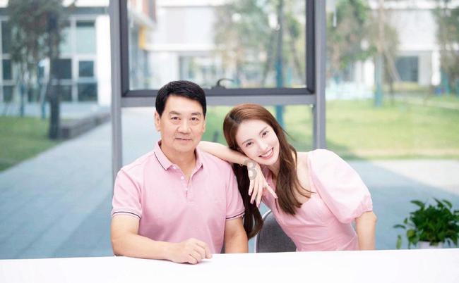 搜答问-家长掏钱给女儿全班换新桌椅,引发全网点赞,如何看待这位家长的举动?